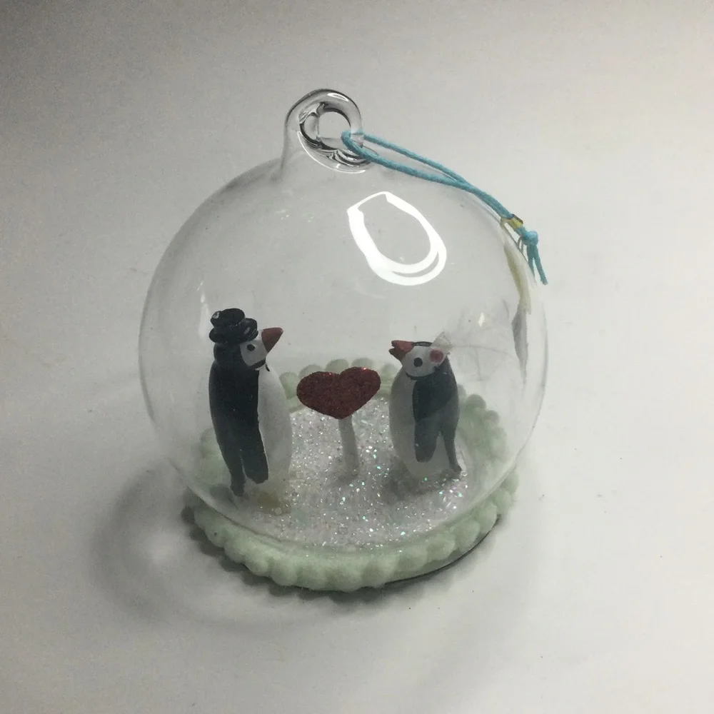 PENGUIN WEDDING GLOBE GLASS CHRISTMAS ORNAMENT NWOT 4” x 4”